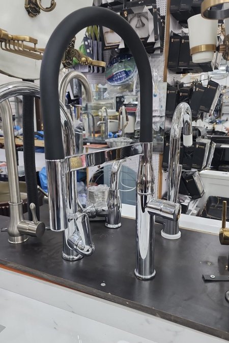 حنفية مطبخ كروم بمقبض مرن أسود